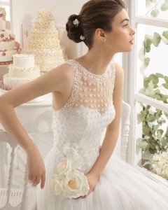 Brudekjole Abelie - De smukke perler pryder denne brudekjoles top og matcher det rolige skørt.