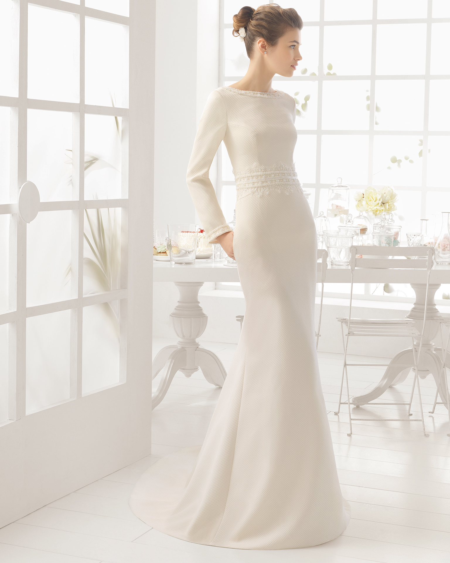 Skøn brudekjole med lange ærmer, dyb ryg og i sin helt egen stil.
