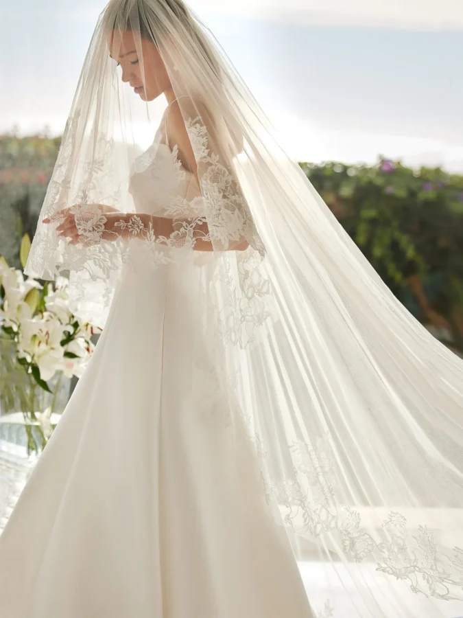Elegant brudekjole Lyla med draperinger og slæb